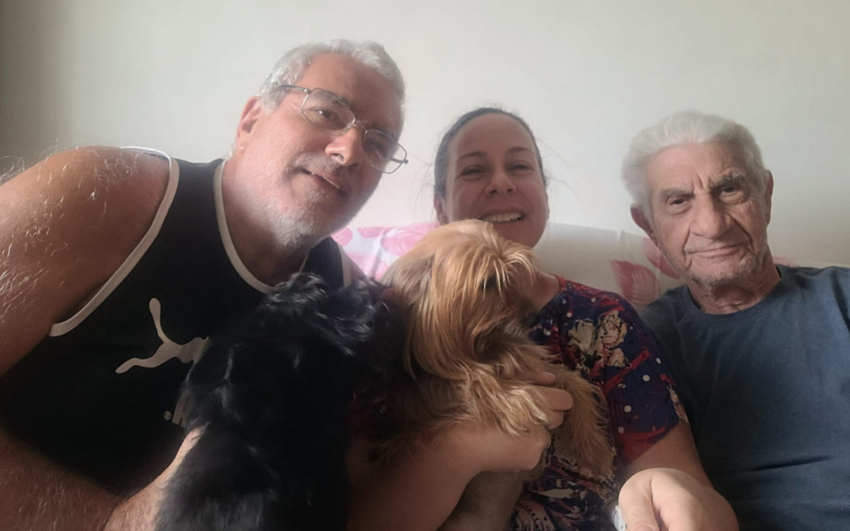 Fam&iacute;la comemora encontro com c&atilde;o da ra&ccedil;a Yorkshire