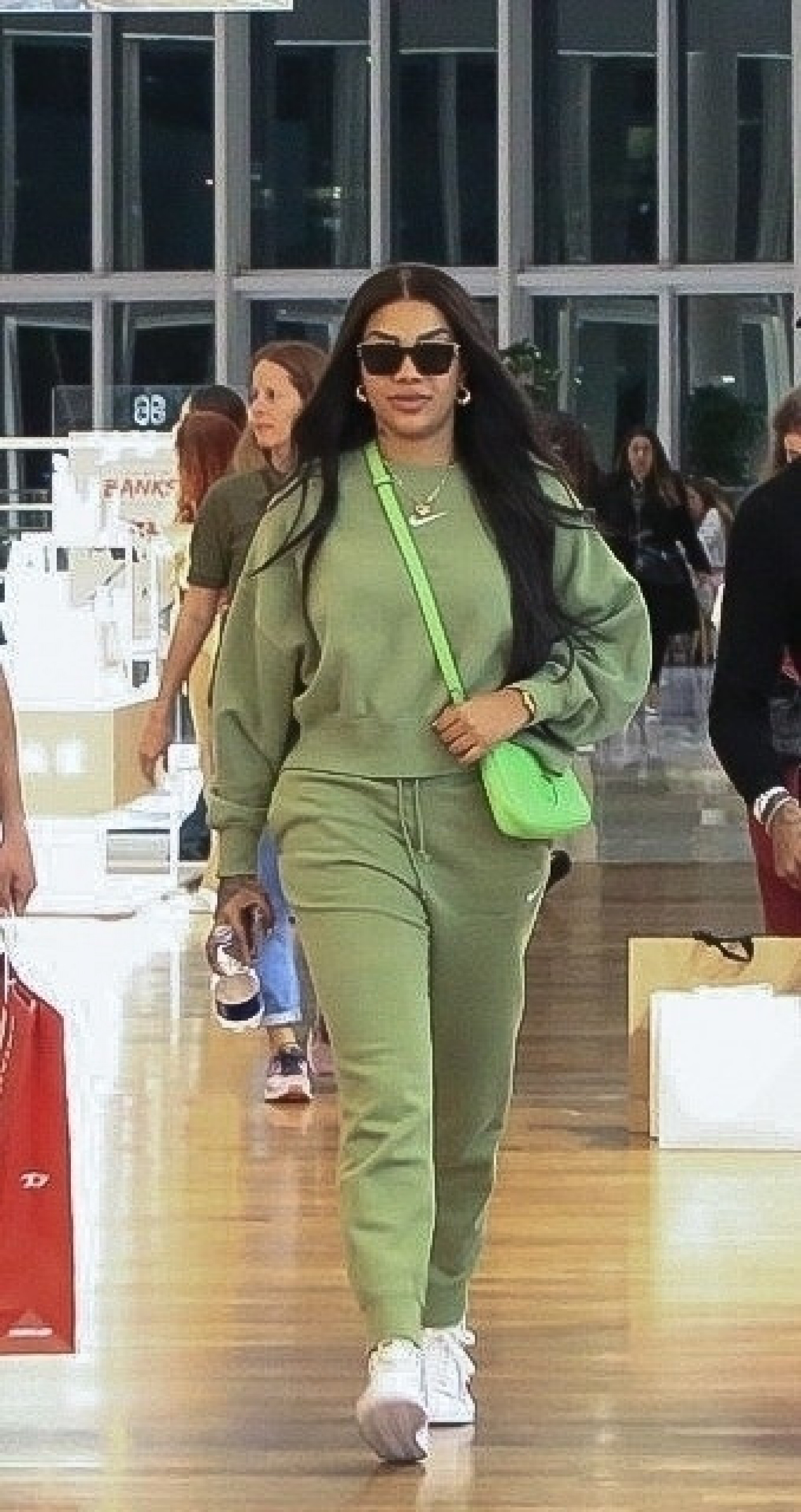 Ludmilla vestiu conjunto de moletom verde para passear em shopping na Barra da Tijuca - Edson Aipim / Ag. News