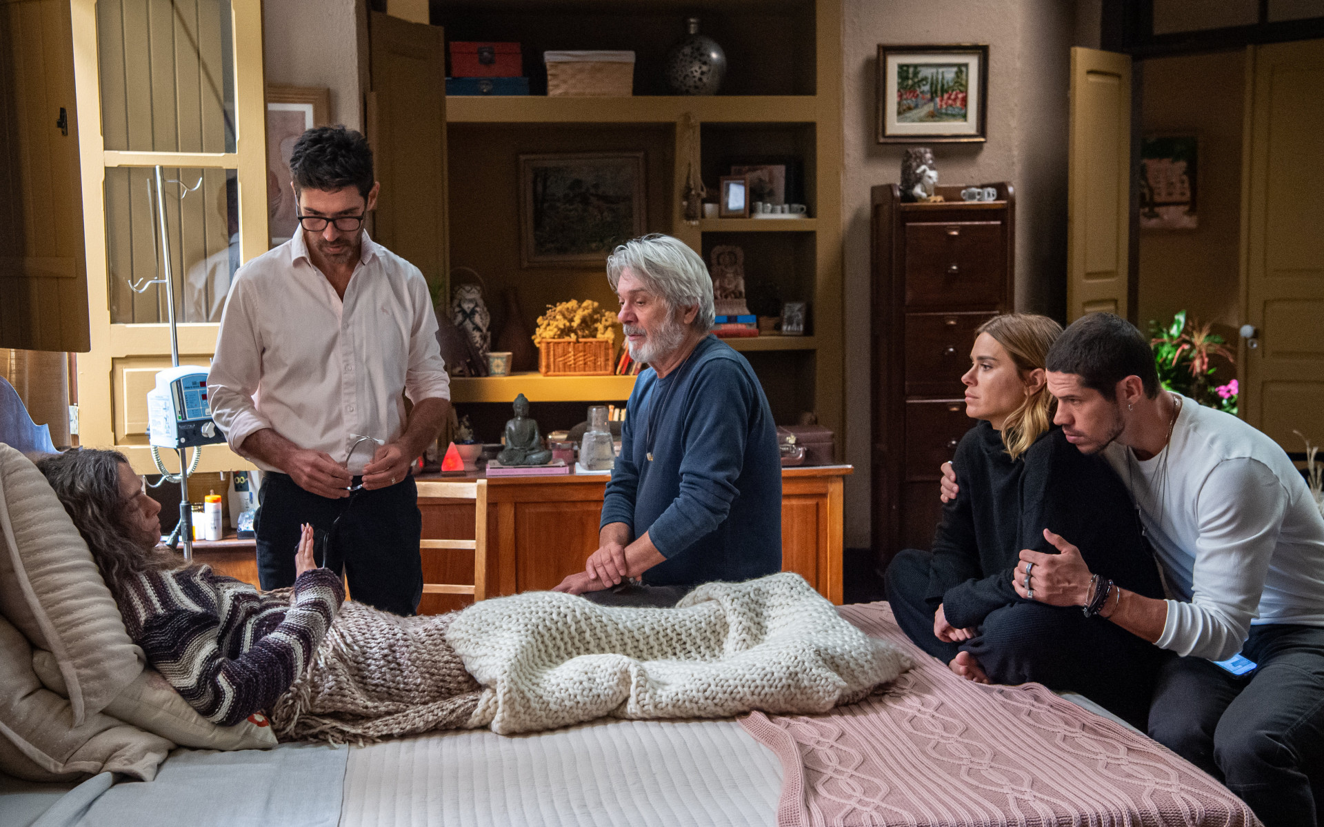 Dora (Claudia Ohana), médico ( Gilberto Filho ), Fabio ( ZéCarlos Machado ), Lumiar (Carolina Dieckmann) e Lui (José Loreto) - Globo/Estevam Avellar