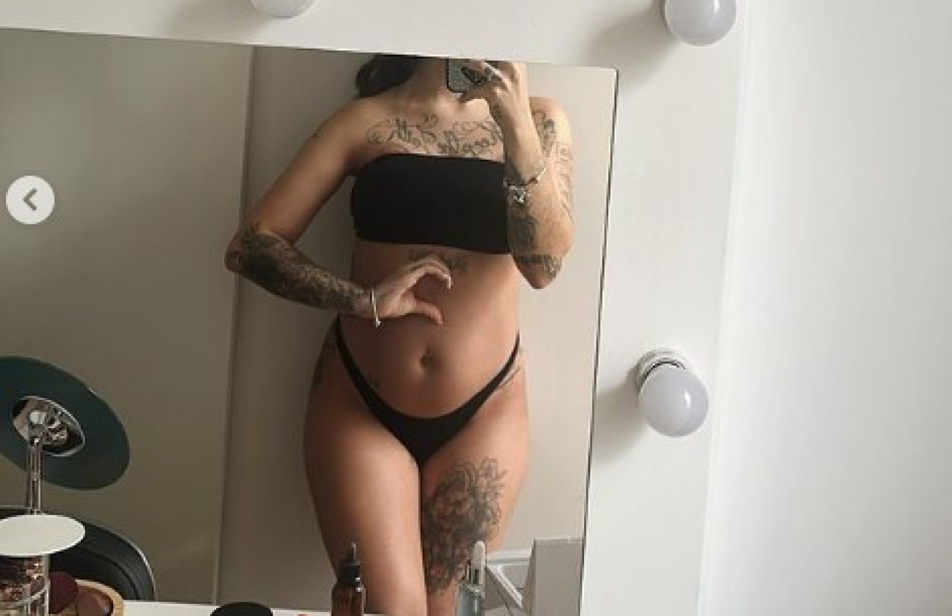 MC Mirella exibe a barriguinha de grávida - Reprodução/Internet