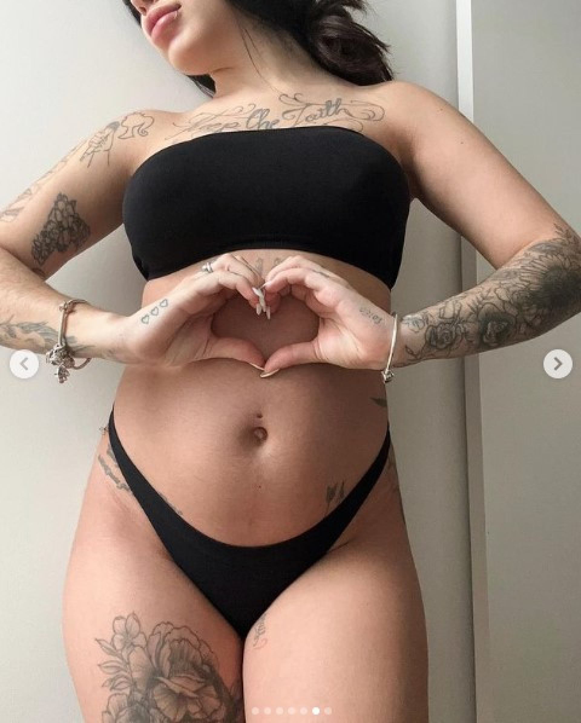 MC Mirella exibe a barriguinha de grávida - Reprodução/Internet