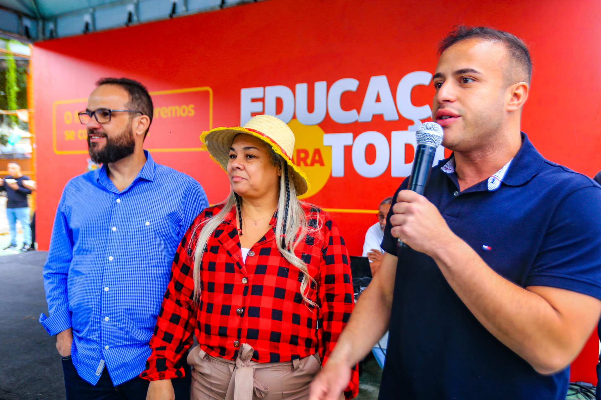 O secretários Denis Macedo e Matheus Carneiro com a diretora da escola municipal de educação especial Albert Sabin, Eliane de Almeida (centro) - Rafael Barreto / PMBR
