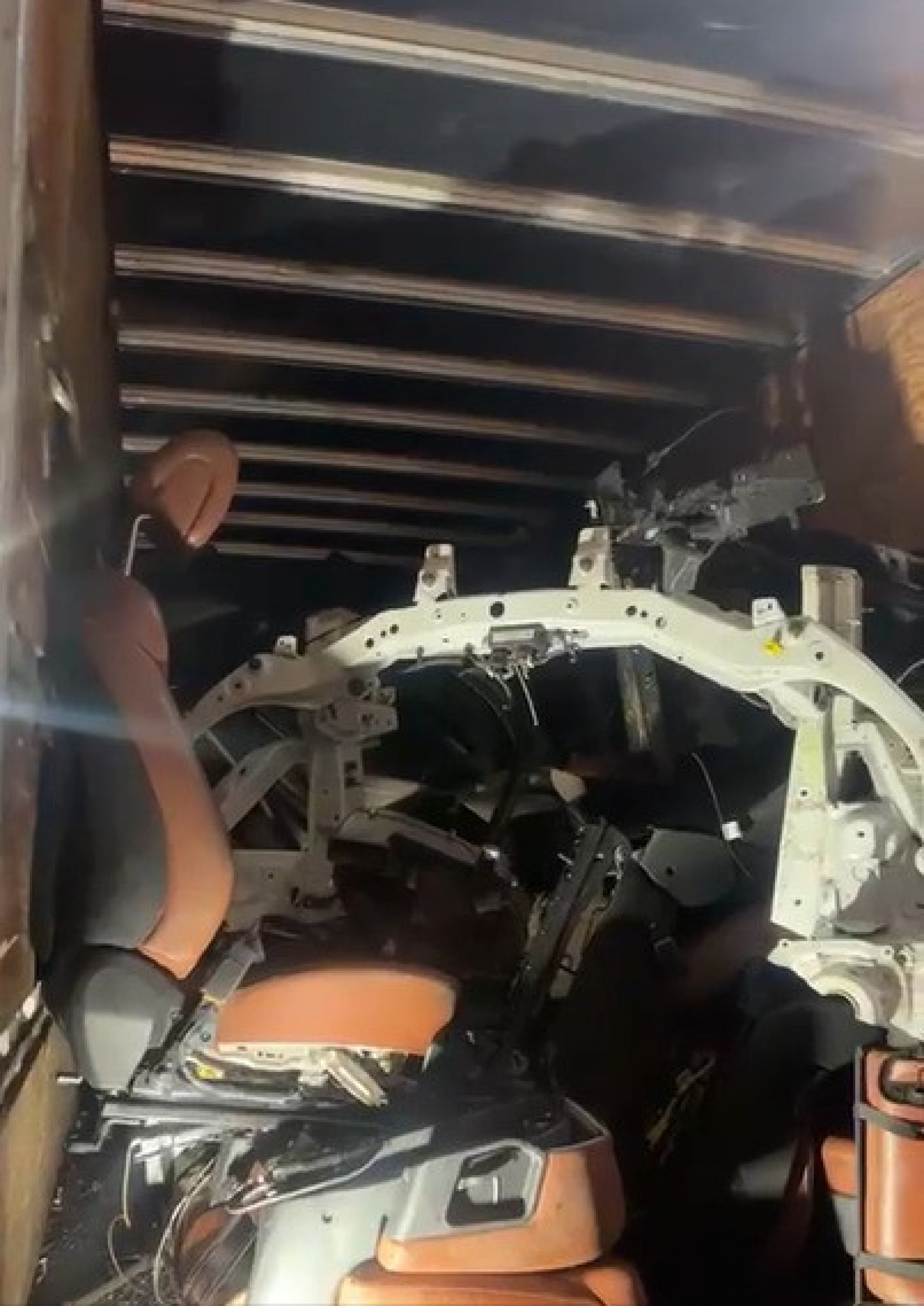 Peças de carros encontradas espalhadas pelo depósito clandestino