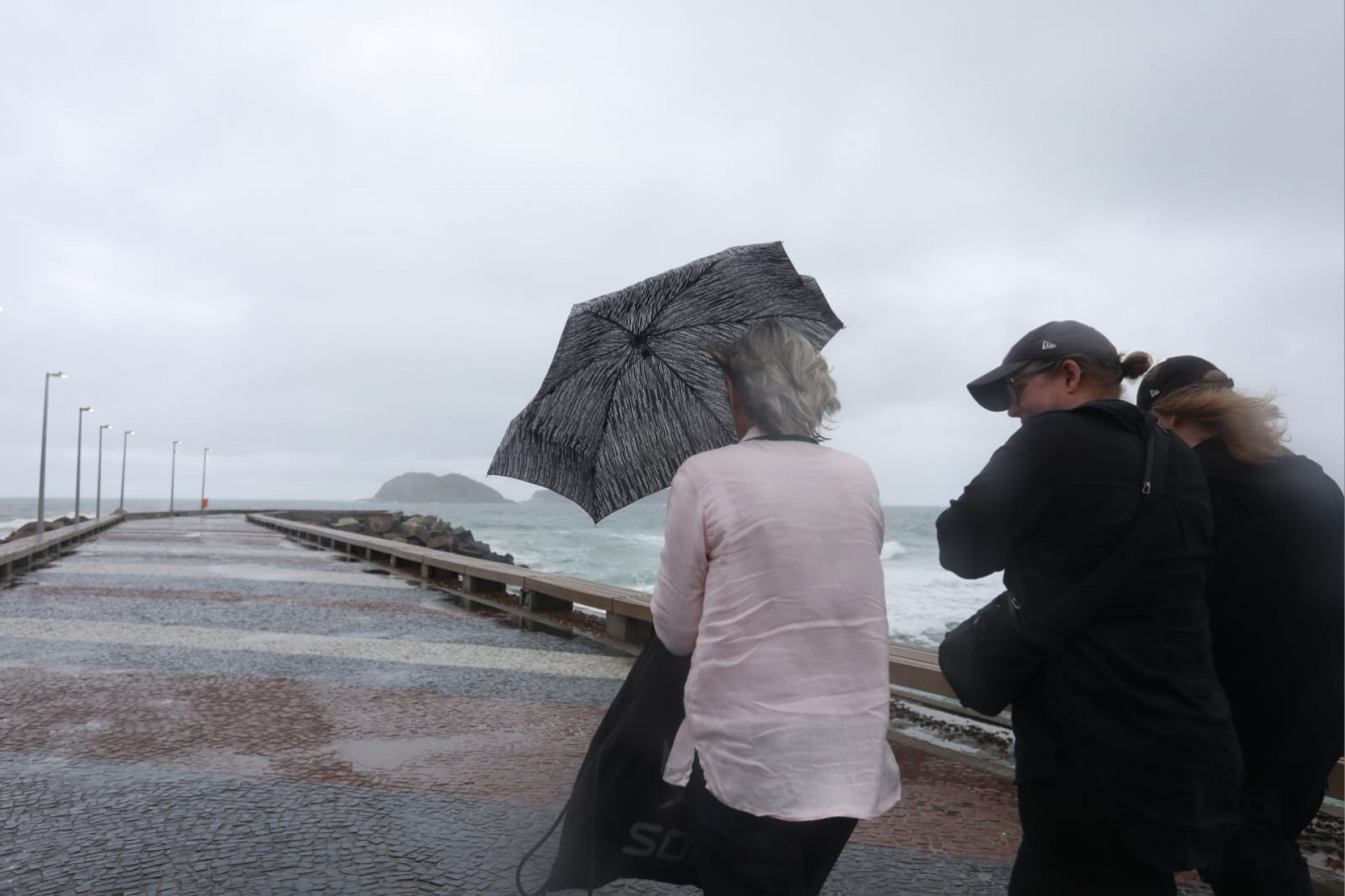 Clima tempo no Quebra-mar da Barra da Tijuca  -  Pedro Ivo/ Agência O Dia