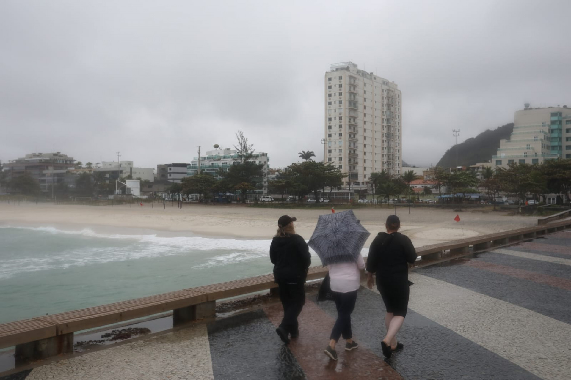 Cariocas caminham no Quebra-mar da Barra da Tijuca  -  Pedro Ivo/ Agência O Dia