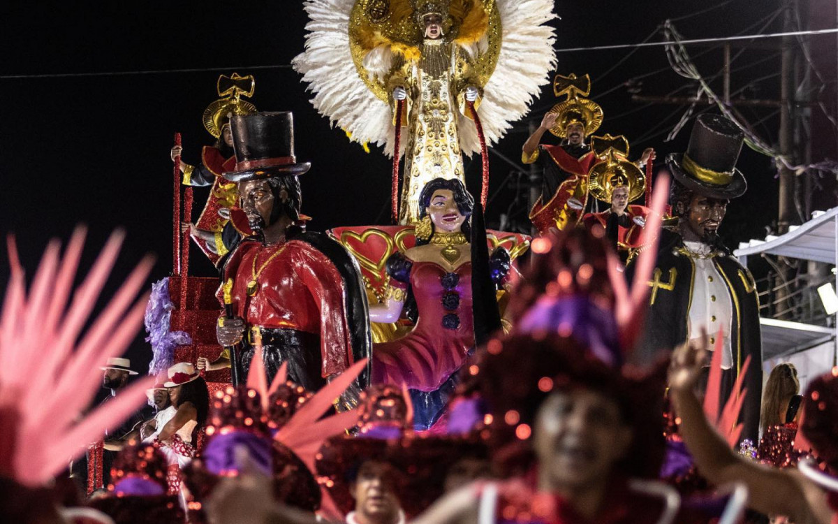 Condenado a mais de 400 anos de cana, Cabral, que cumpre medidas cautelares, posou com o presidente da agremia&ccedil;&atilde;o Rodrigo Brand&atilde;o