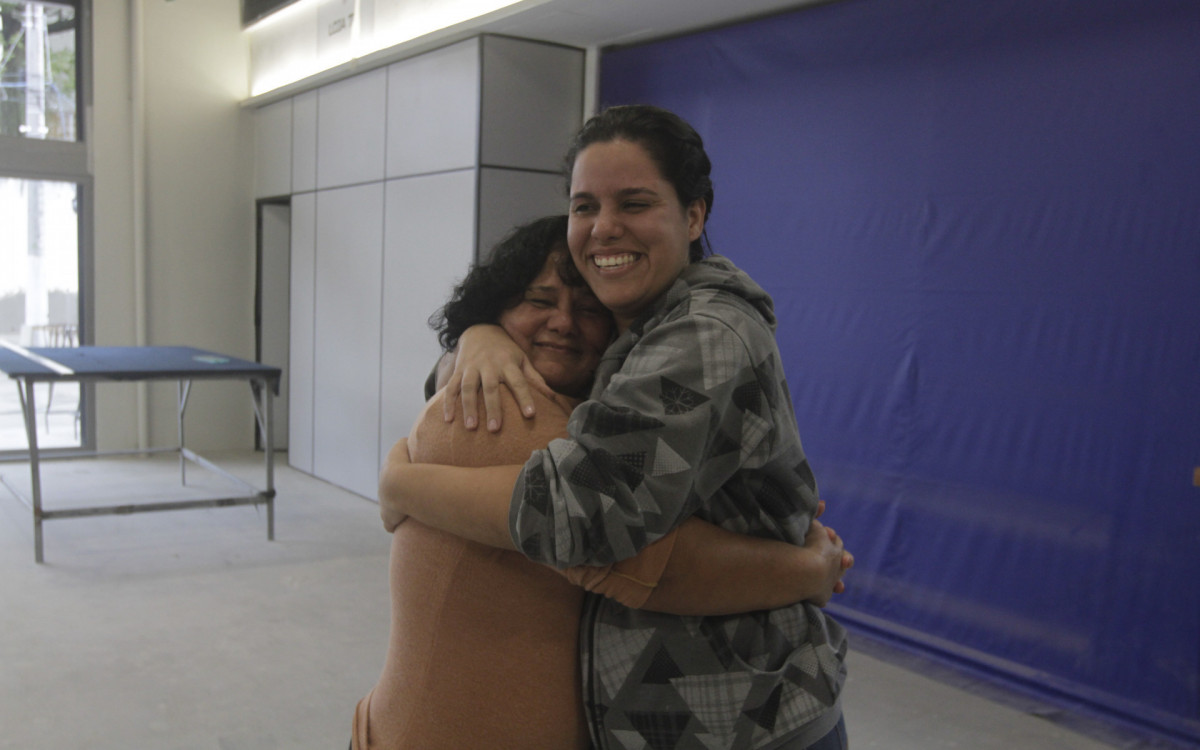Mileane Cunha e a m&atilde;e, Ros&acirc;ngela Cunha, se emocionam com a proximidade da inaugura&ccedil;&atilde;o de abrir restaurante da fam&iacute;lia no Mercado Municipal de Niter&oacute;i - Marcos Porto/Agencia O Dia