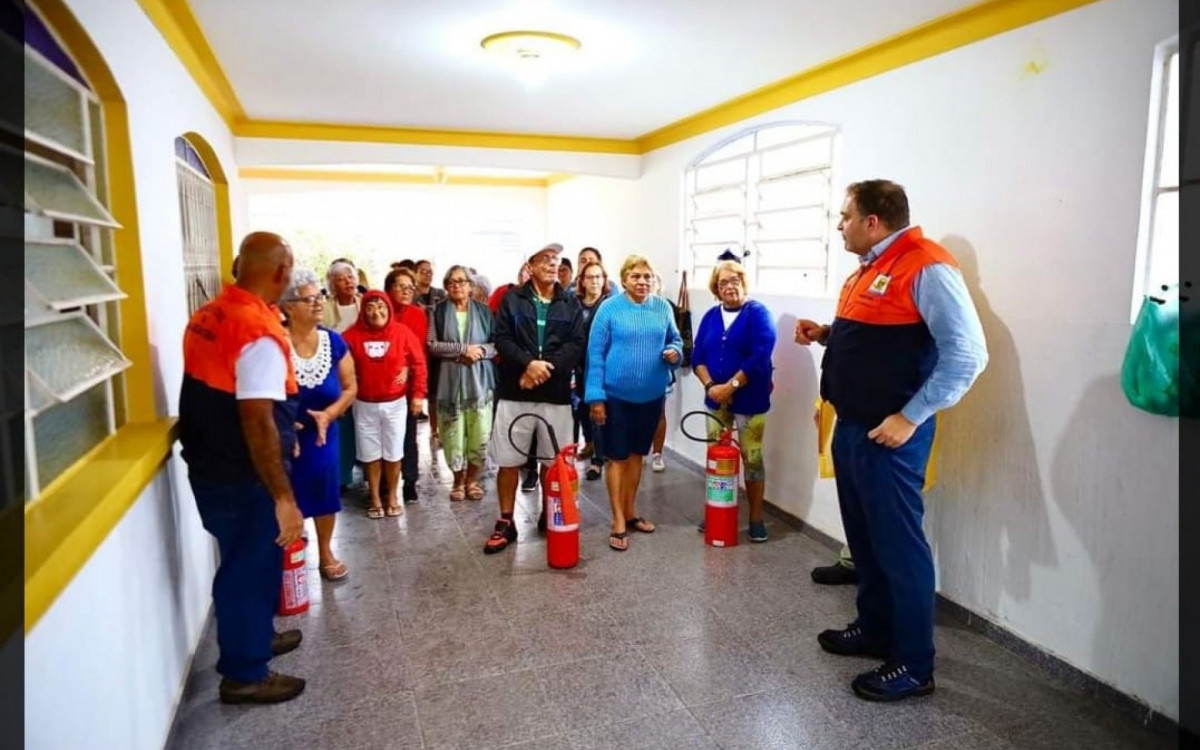 Secret&aacute;rio de Defesa Civil, coronel Rog&eacute;rio Escarani (D) palestrando sobre preven&ccedil;&atilde;o a acidentes na terceira idade 
