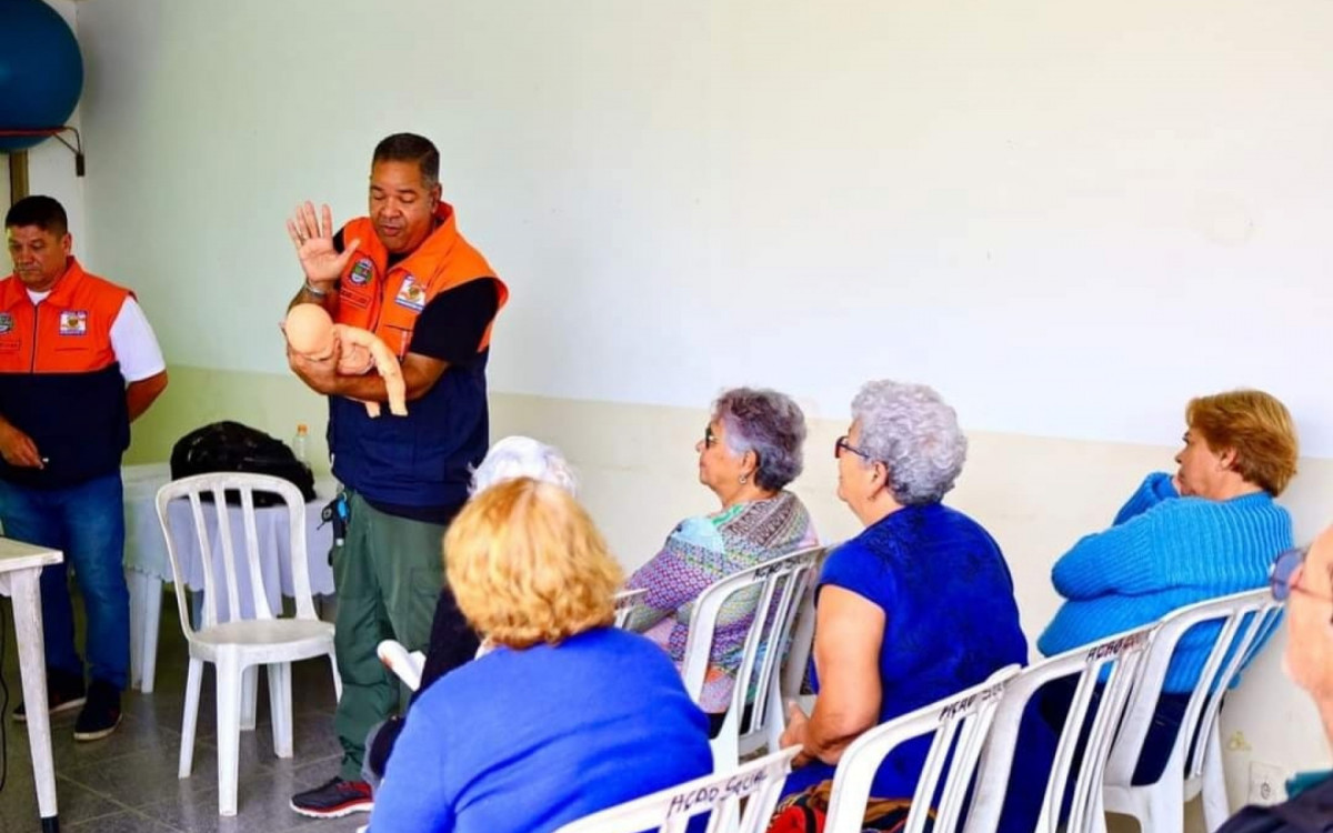 Agentes de Defesa Civil promovem palestras e orientam vov&oacute;s e vov&ocirc;s a como agir em caso de crian&ccedil;as engasgadas