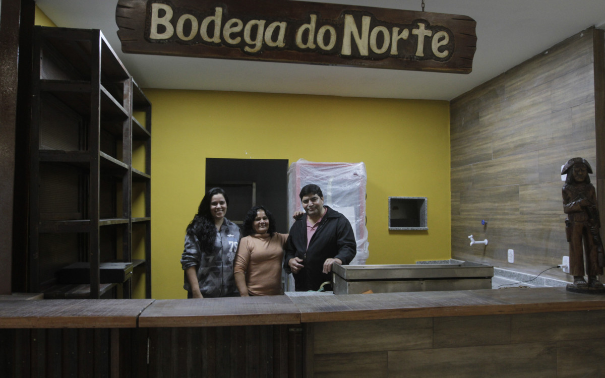  Milleanni Cunha, Francisco Cunha e Ros&acirc;ngela Cunha est&atilde;o emocionados por reabrirem restaurante que fechou na pandemia - Marcos Porto/Agencia O Dia