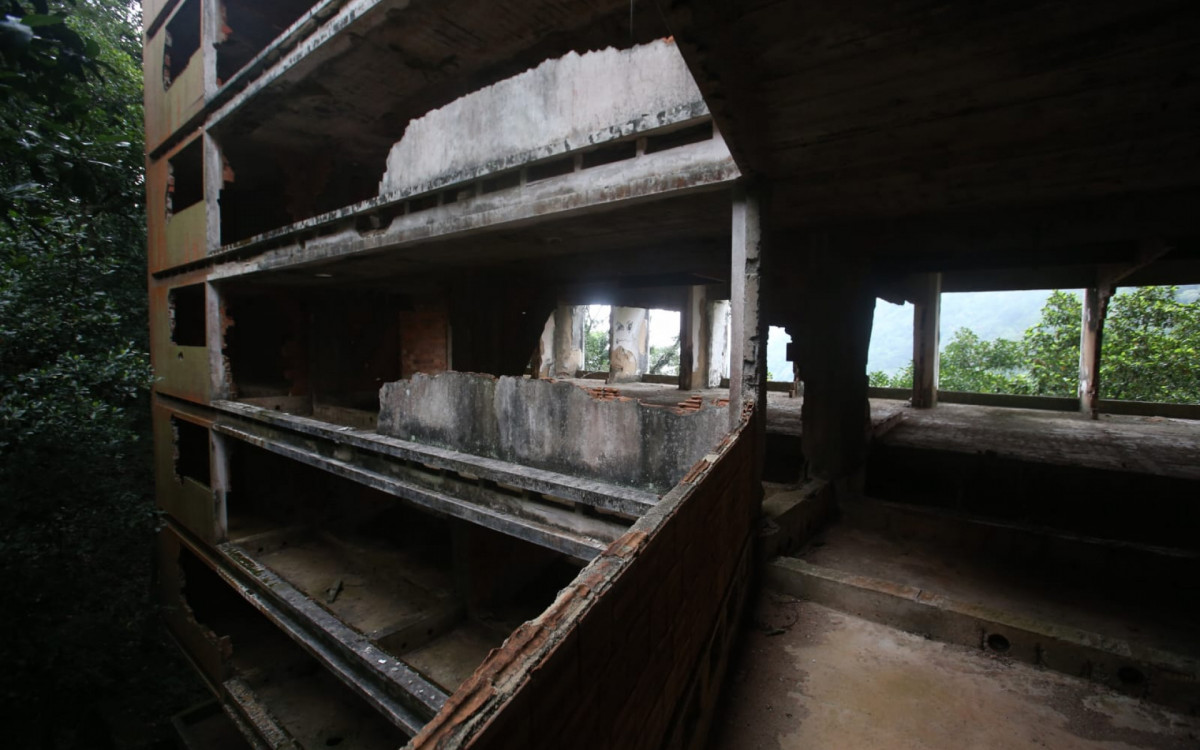 Escombros da construção do 'hotel esqueleto', na Floresta da Tijuca, que se transformará em um empreendimento de luxo - Cleber Mendes / Agência O Dia