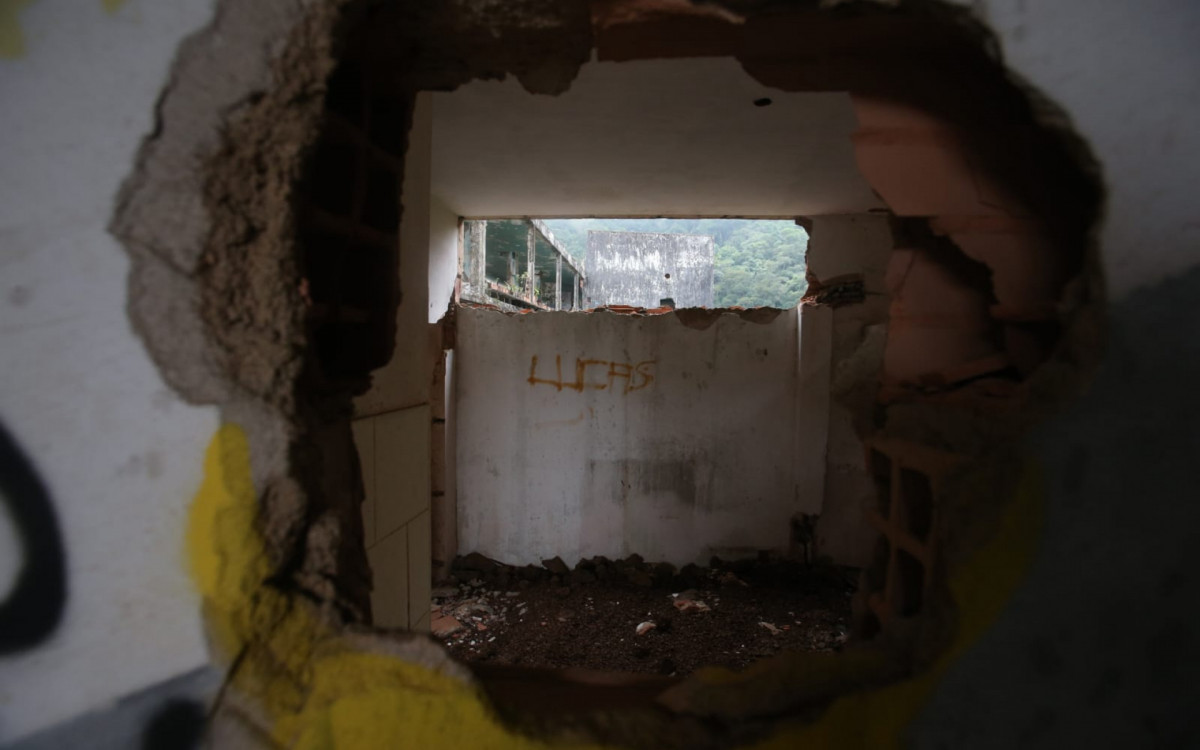 Escombros da construção do 'hotel esqueleto', na Floresta da Tijuca, que se transformará em um empreendimento de luxo - Cleber Mendes / Agência O Dia