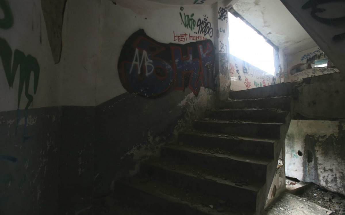 Escombros da construção do 'hotel esqueleto', na Floresta da Tijuca, que se transformará em um empreendimento de luxo - Cleber Mendes / Agência O Dia