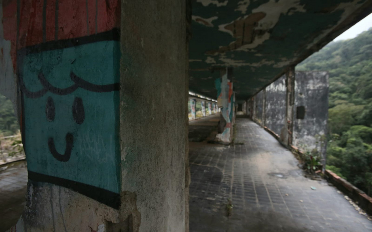 Prédio abandonado do 'hotel esqueleto', na Floresta da Tijuca, que se transformará em um empreendimento de luxo - Cleber Mendes / Agência O Dia