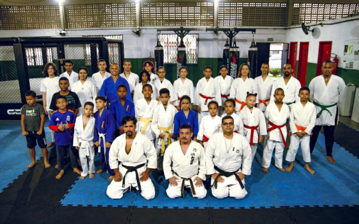 O diretor da Casa da Luta Nilopolitana, o sensei Gess&eacute; Cintra (ao centro ajoelhado), com os lutadores e professores 