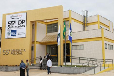 Policiais do PROEIS recuperam carro roubado em Queimados