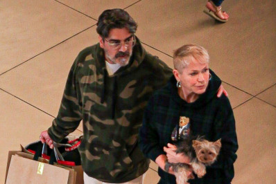 Xuxa e Junno fazem compras em shopping do Rio