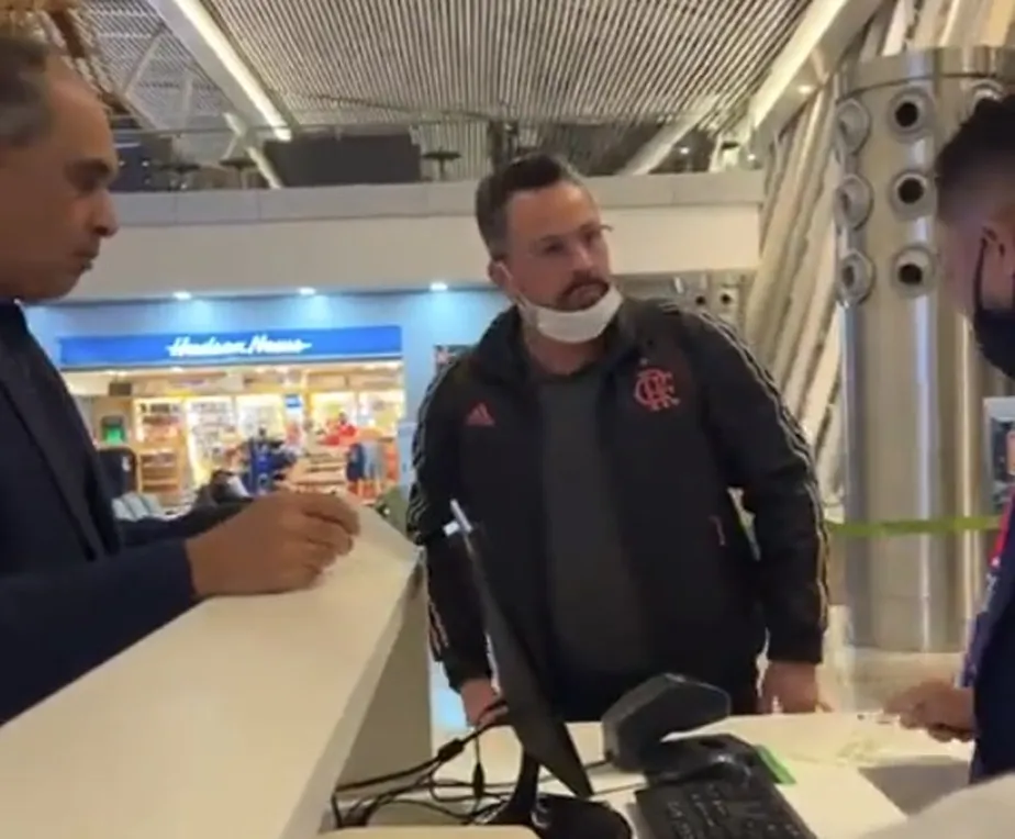 Senador bolsonarista furioso com perda de voo achincalha funcionário no aeroporto