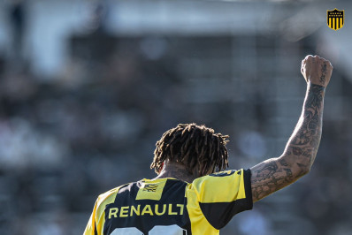 Na mira do Vasco, Abel Hernández já fez golaço de bicicleta nos acréscimos para garantir vitória do Peñarol