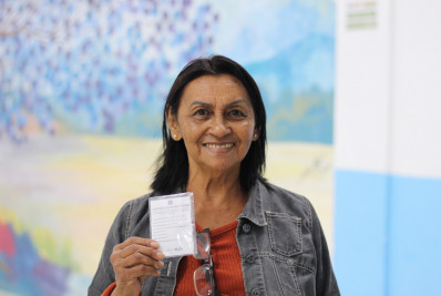 Prefeitura de Queimados entrega mais 95 carteiras que garante descontos em viagens interestaduais