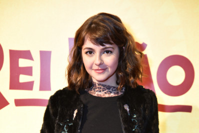 Klara Castanho e mais famosos conferem a pré-estreia do musical 'O Rei Leão'