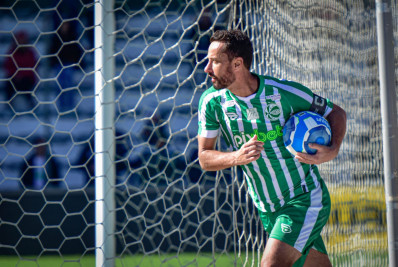 Ex-Vasco e Fluminense, Nenê é conduzido a distrito policial após quebrar vidro de camarote em jogo da Série B