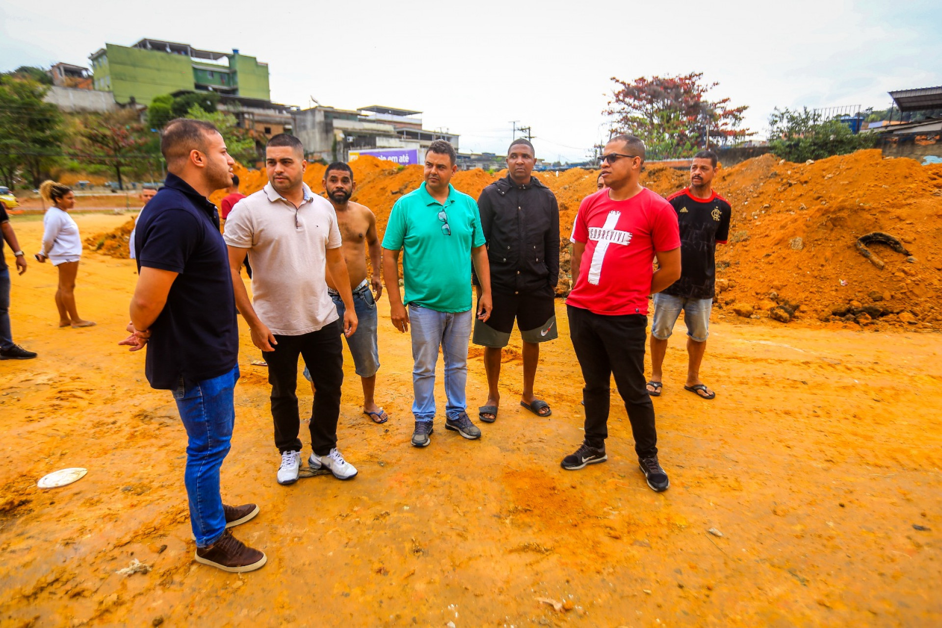 No local onde serão construídos o novo campo do Rodo e a praça, Matheus Carneiro e Igo Menezes ouvem os moradores - Rafael Barreto / PMBR