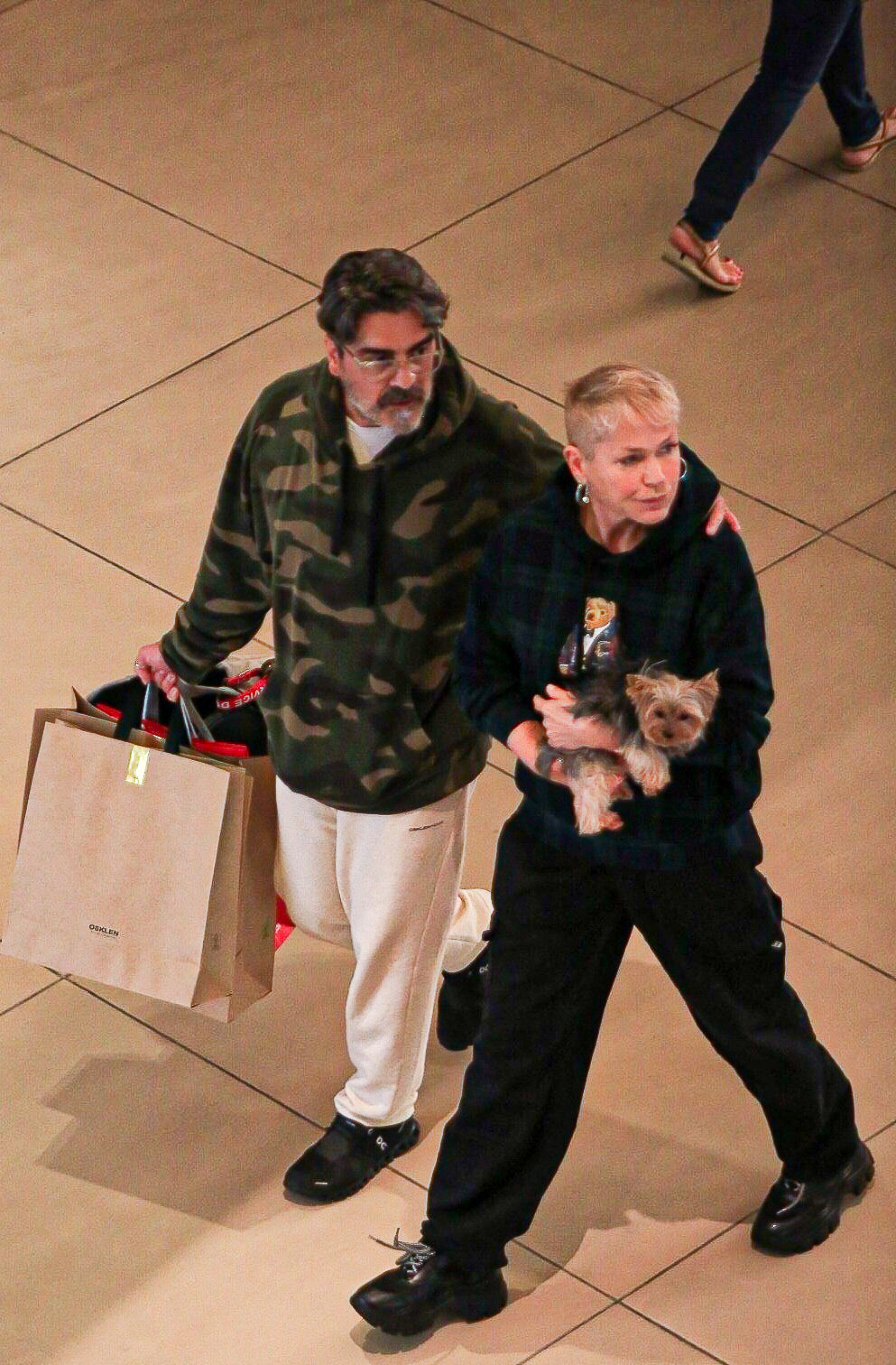 Xuxa e Junno passeiam em shopping na Barra da Tijuca, na Zona Oeste do Rio, na noite desta quarta-feira - Edson Aipim / Ag. News