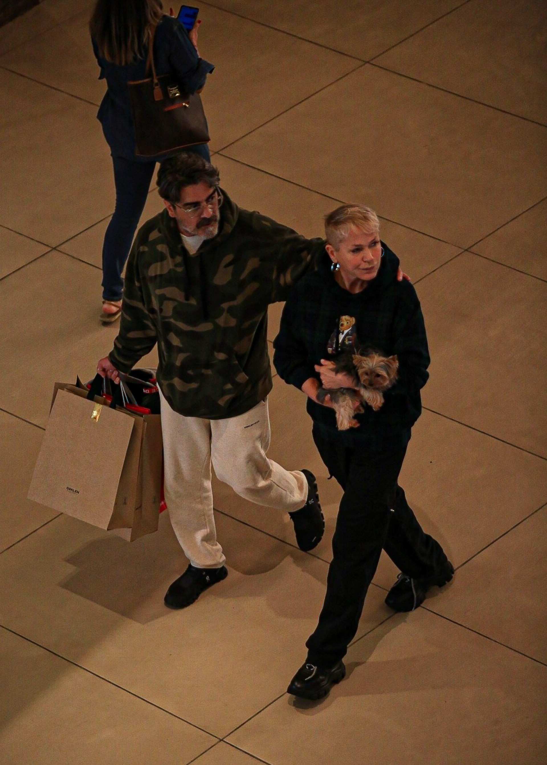 Xuxa e Junno passeiam em shopping na Barra da Tijuca, na Zona Oeste do Rio, na noite desta quarta-feira - Edson Aipim / Ag. News