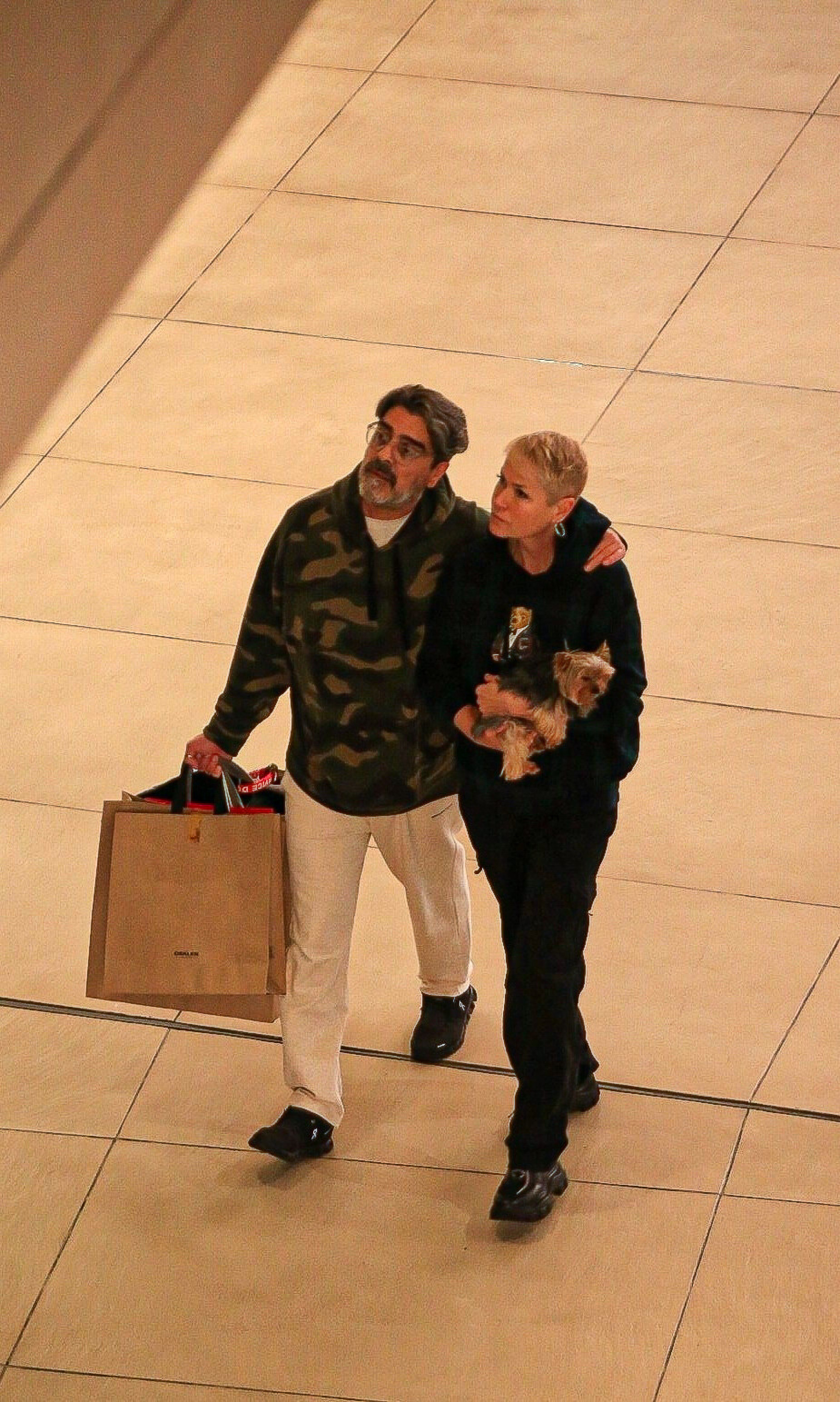 Xuxa e Junno passeiam em shopping na Barra da Tijuca, na Zona Oeste do Rio, na noite desta quarta-feira - Edson Aipim / Ag. News