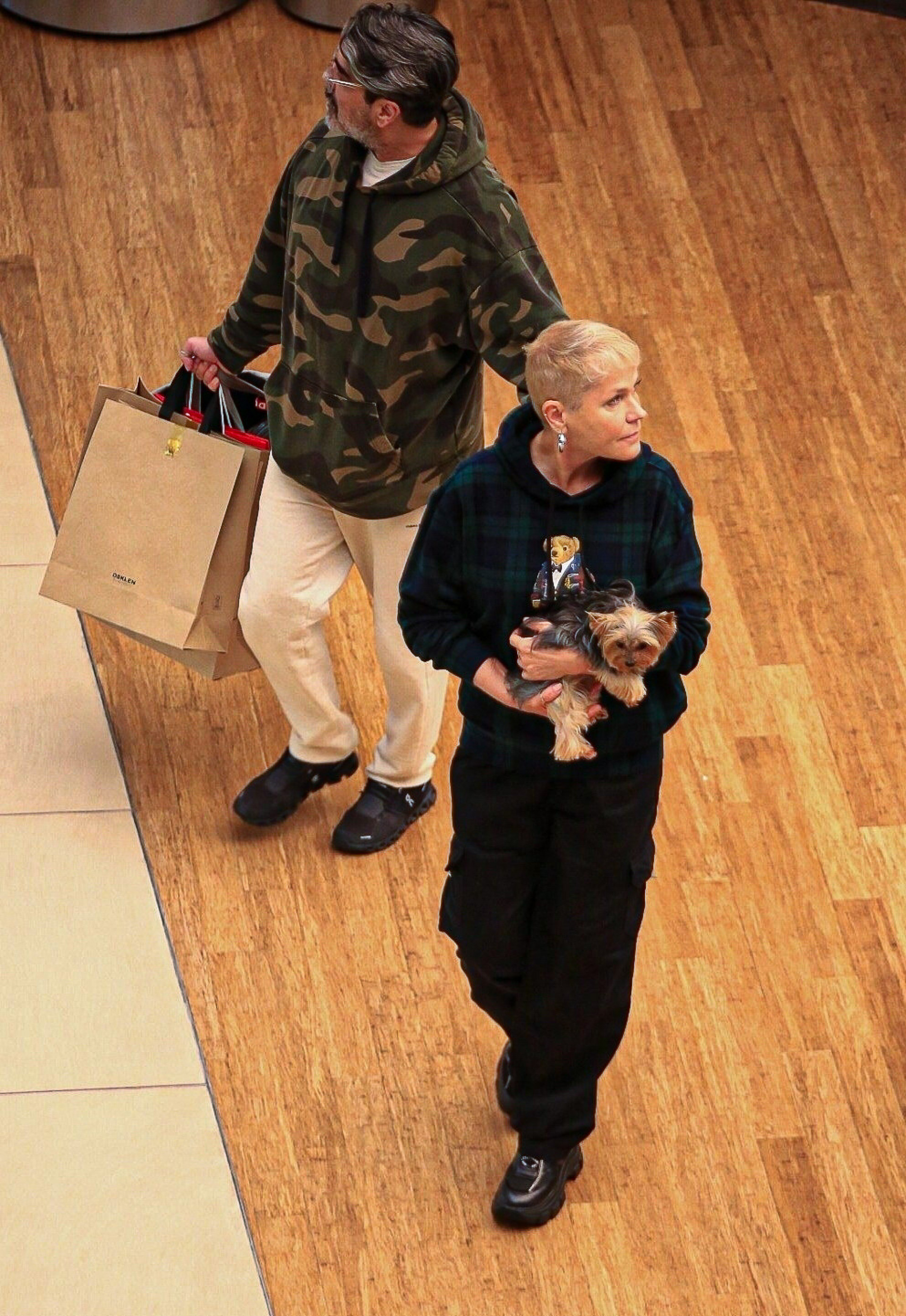 Xuxa e Junno passeiam em shopping na Barra da Tijuca, na Zona Oeste do Rio, na noite desta quarta-feira - Edson Aipim / Ag. News