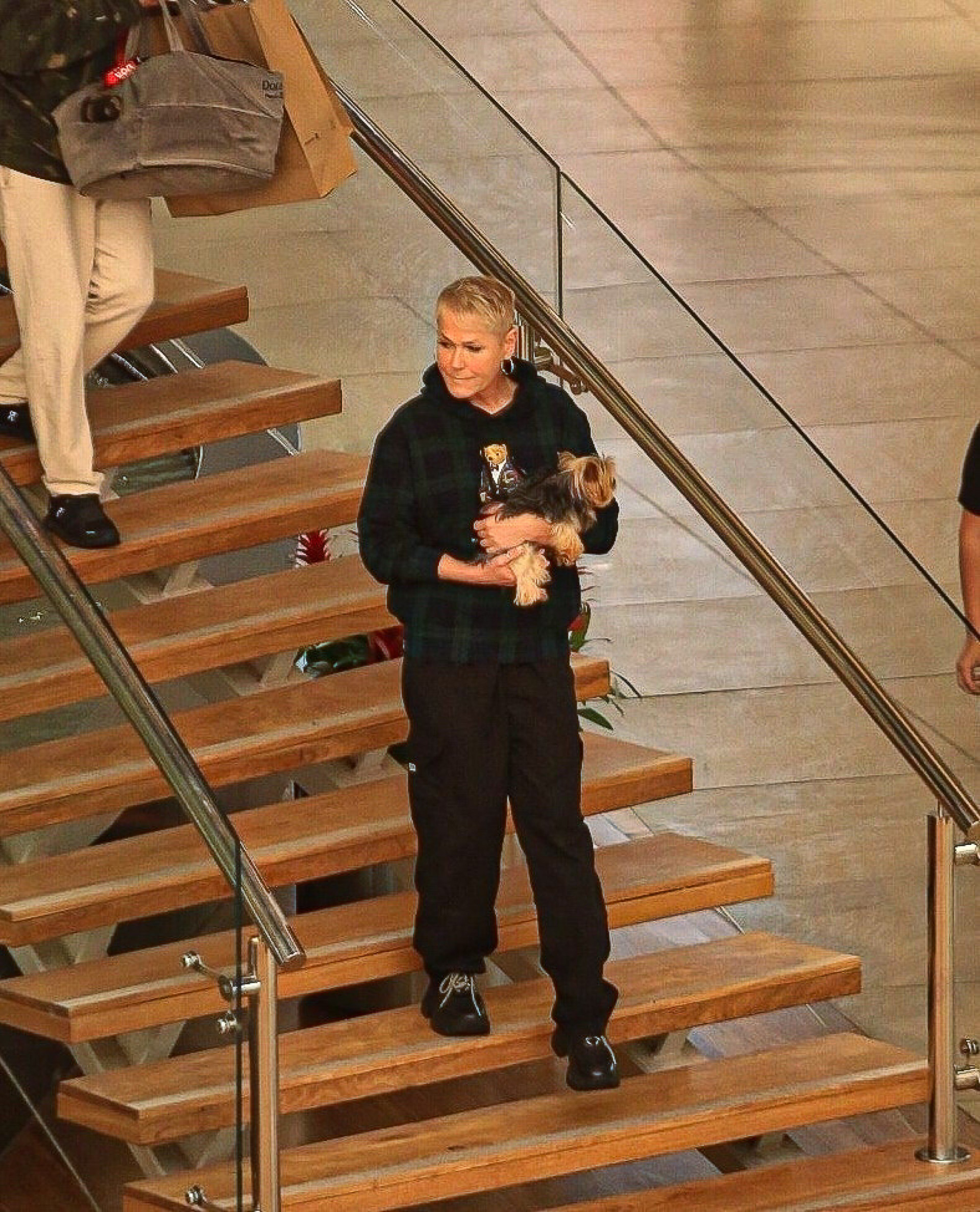 Xuxa e Junno passeiam em shopping na Barra da Tijuca, na Zona Oeste do Rio, na noite desta quarta-feira - Edson Aipim / Ag. News