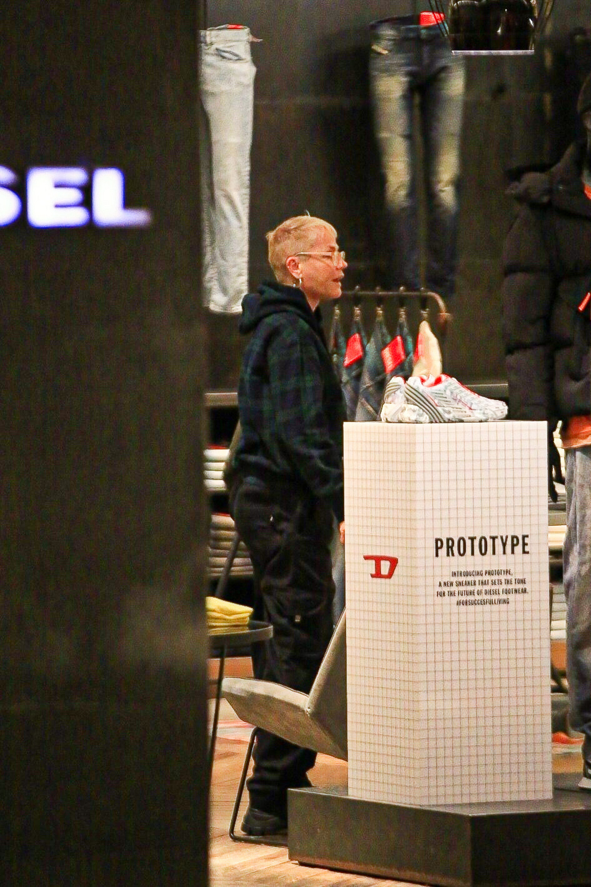 Xuxa e Junno passeiam em shopping na Barra da Tijuca, na Zona Oeste do Rio, na noite desta quarta-feira - Edson Aipim / Ag. News