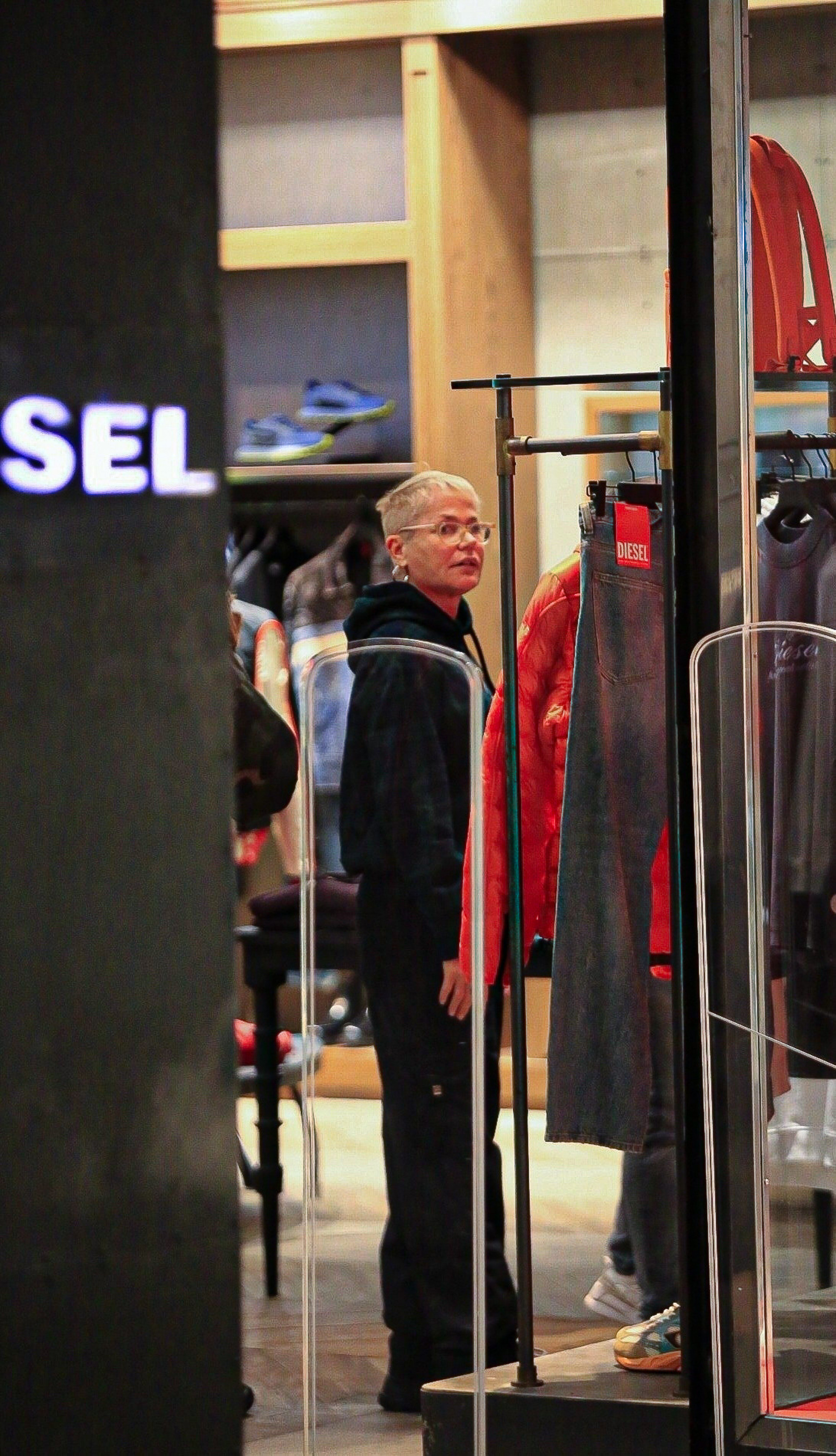 Xuxa e Junno passeiam em shopping na Barra da Tijuca, na Zona Oeste do Rio, na noite desta quarta-feira - Edson Aipim / Ag. News