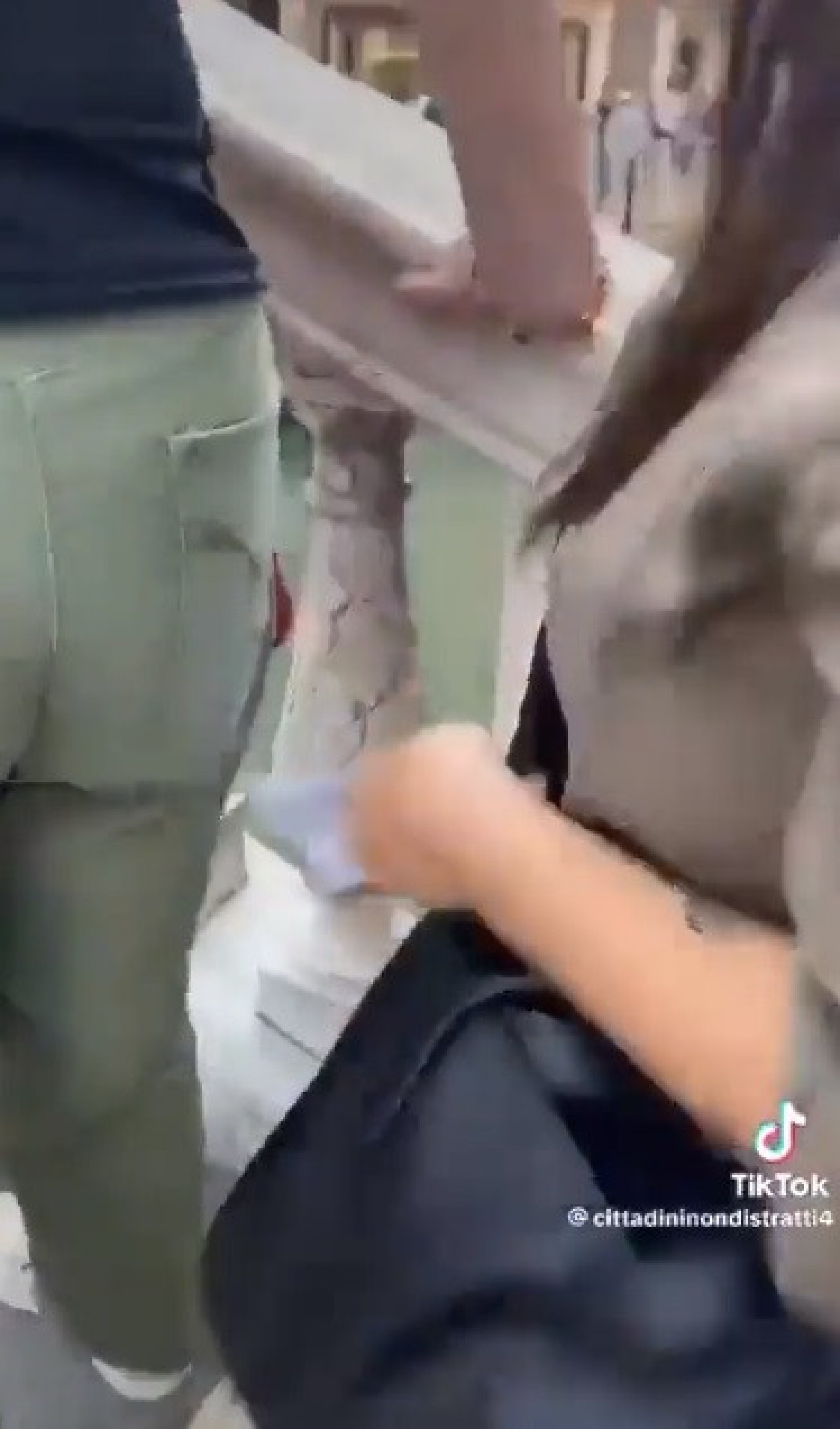 Mulher viraliza ao alertar turistas sobre 'batedores de carteira' - Reprodução Internet