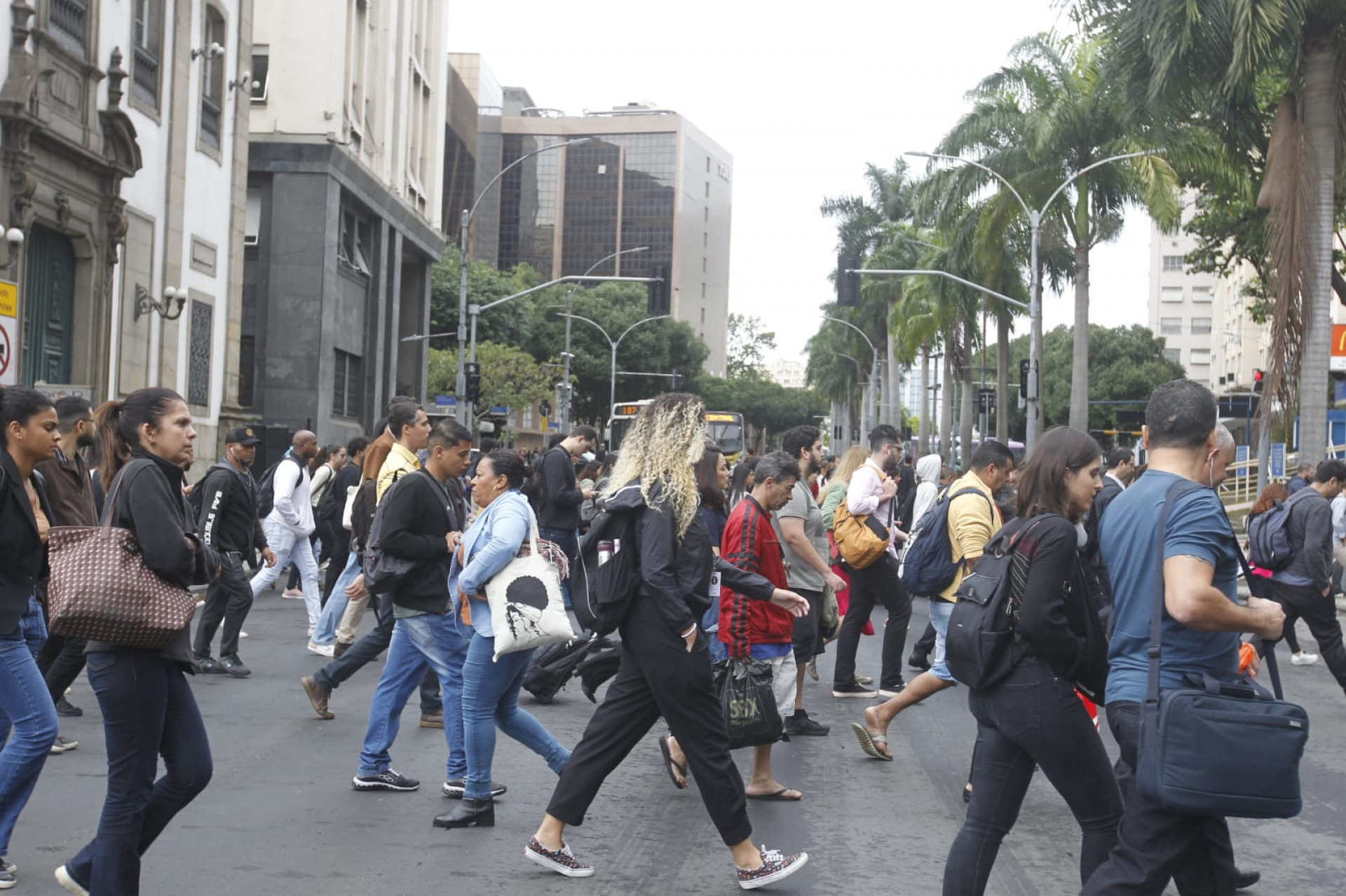 Manhã fria e chuvosa no Centro do Rio não afetou rotina dos cariocas - Reginaldo Pimenta/Agência O Dia