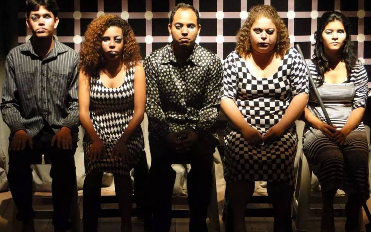 Encenação da peça 'Nada me aflige', primeiro espetáculo do grupo Contra Bando de Teatro & Outras Patifarias - Divulgação 