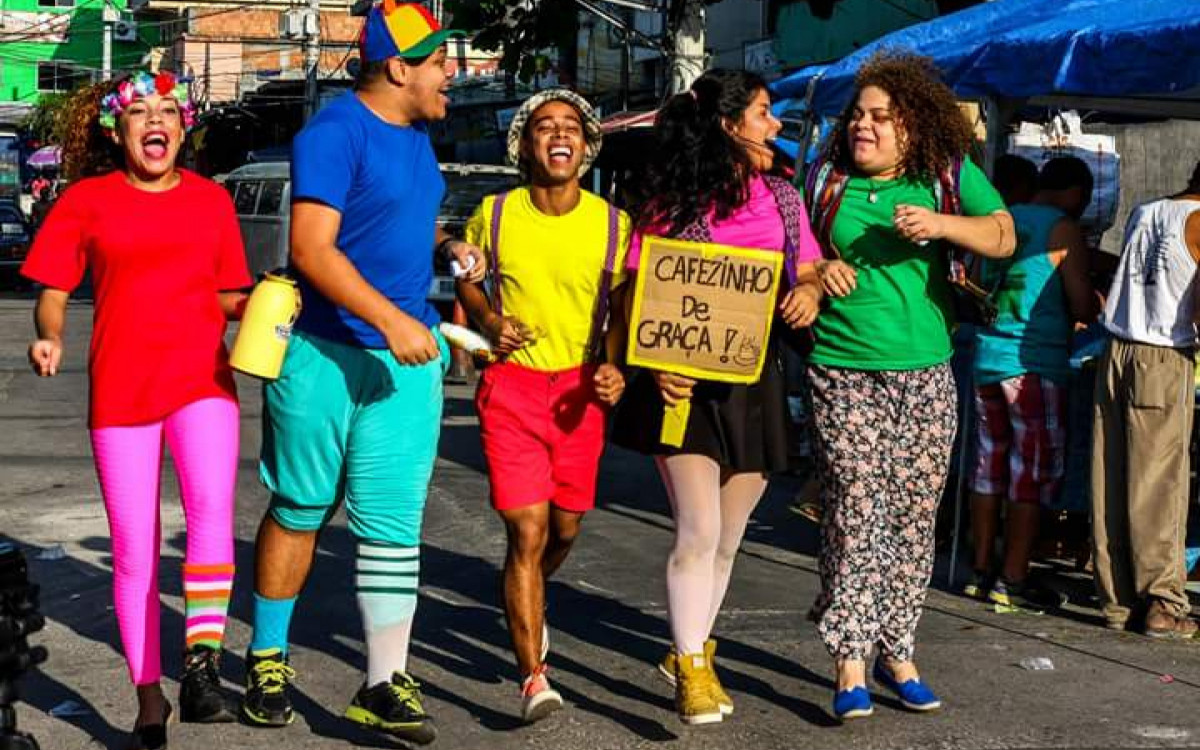 O grupo na ação 'Café no Ponto', em que distribuem café em pontos de ônibus do Complexo do Alemão nas primeiras horas da manhã - Divulgação