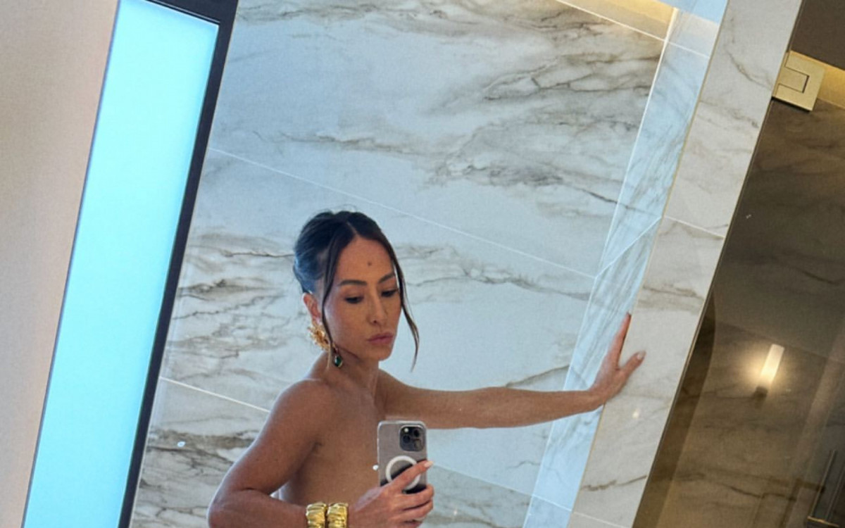 Sabrina Sato faz topless no espelho em viagem &agrave; It&aacute;lia