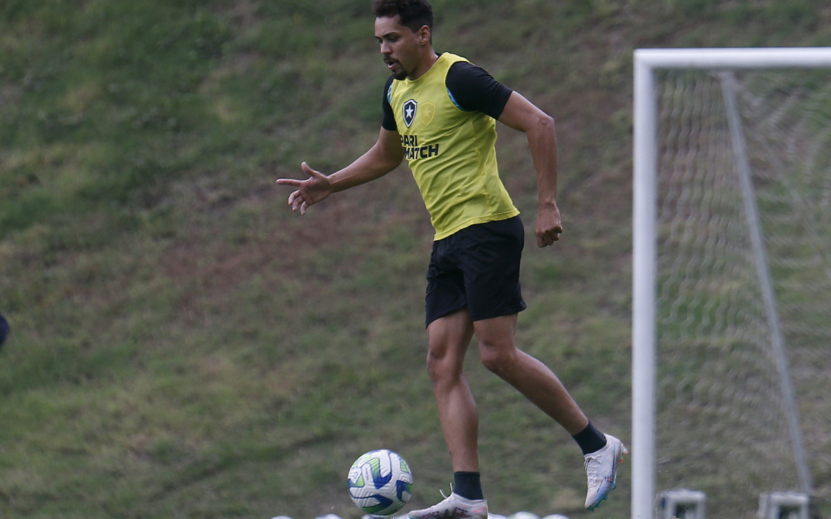 Eduardo. Treino do Botafogo, Espaco Lonier. 20 de Julho de 2023, Rio de Janeiro, RJ, Brasil. Foto: Vitor Silva/Botafogo. 
Imagem protegida pela Lei do Direito Autoral Nº 9.610, DE 19 DE FEVEREIRO DE 1998. Sendo proibido qualquer uso comercial, remunerado e manipulacao/alteracao da obra.
 - Vitor Silva/Botafogo