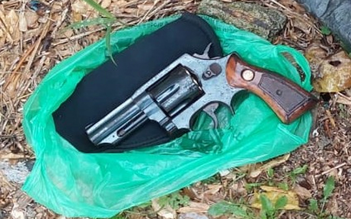 O material foi encaminhado à 126ª Delegacia de Polícia (126ª DP), onde será periciado.