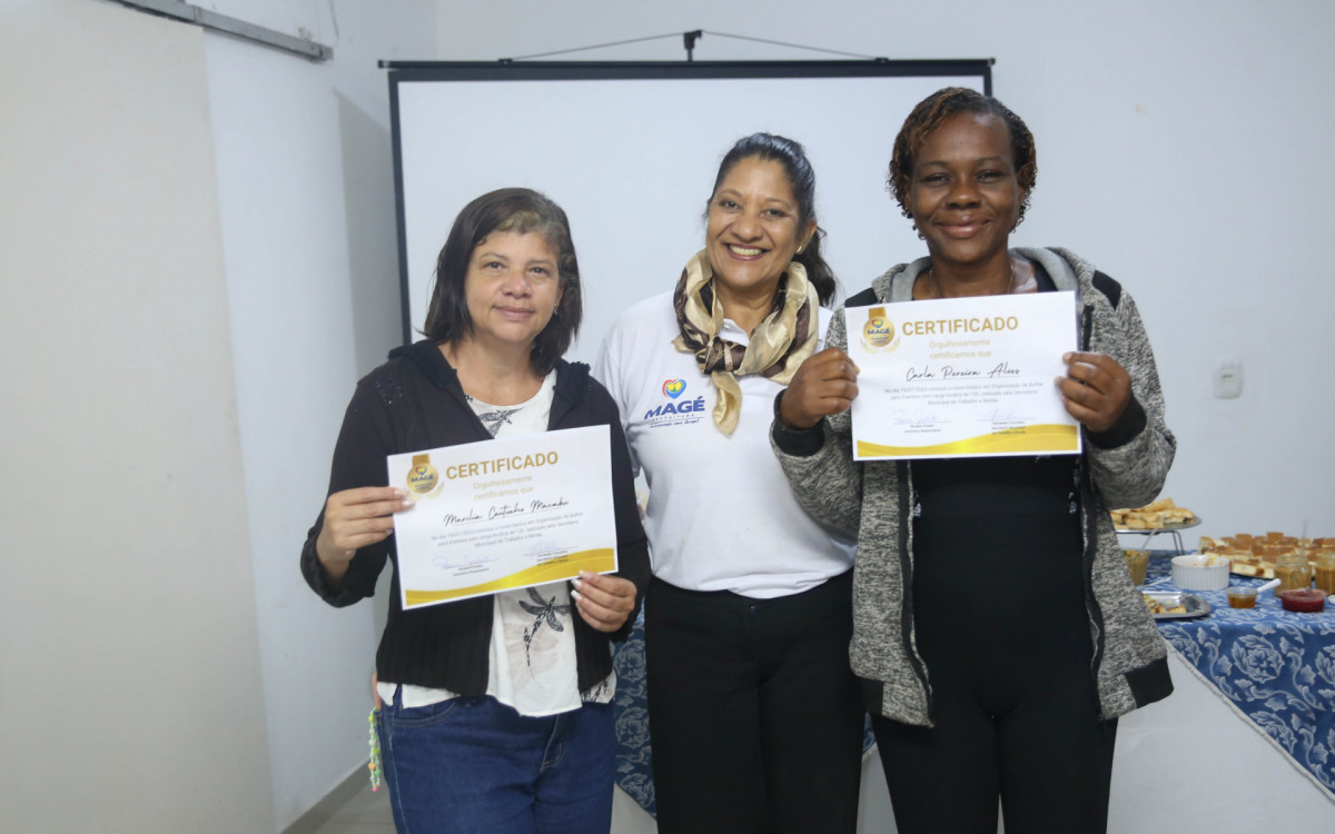 Magé entrega certificados para alunos de cursos profissionalizantes - Rômulo Barbosa/Divulgação