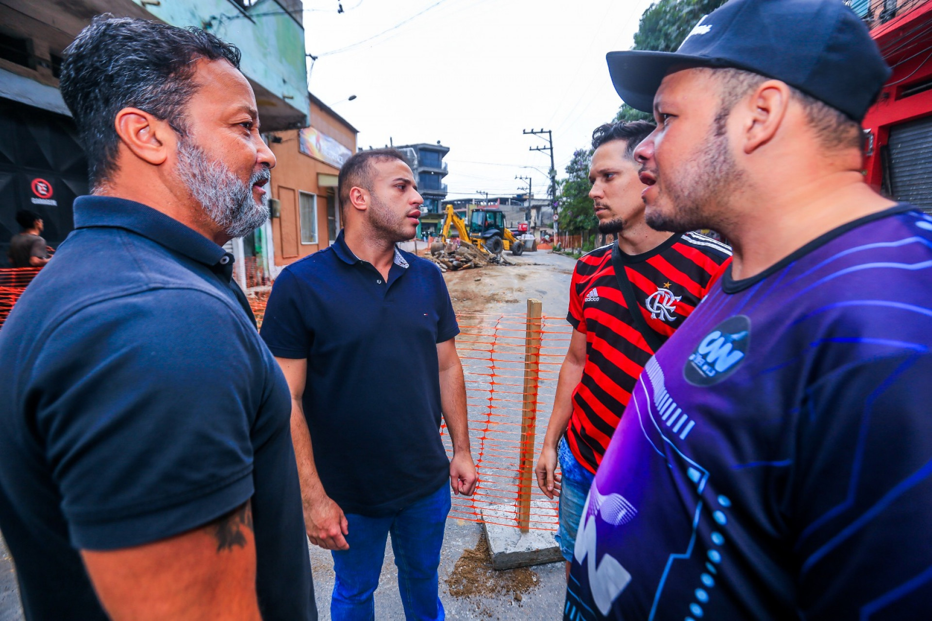 Secretários Tuninho Medeiros e Matheus Carneiro acompanharam o início das obras no calçadão do Lote XV - Rafael Barreto / PMBR