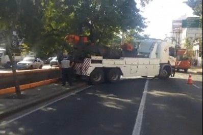 Acidente termina com carro no canal da Alameda São Boaventura