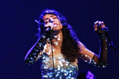 Marisa Monte surpreende ao cantar em bar