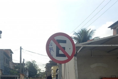 Equipe de sinalização atualiza placas de trânsito em Mesquita