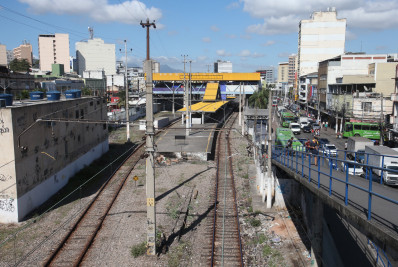 Homem é encontrado morto com sinais de choque elétrico próximo a estação de Caxias