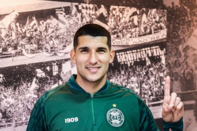 Volante do Coritiba projeta partida contra o Fluminense pelo Brasileirão: 'Encarar como uma decisão'