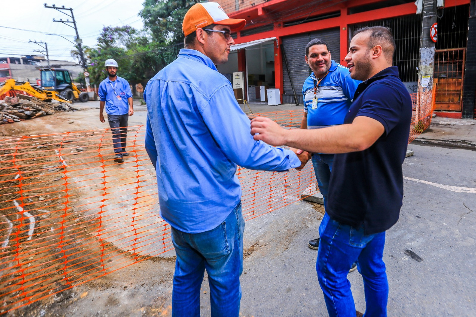 Secretário Matheus percorreu a extensão da obra e conversou com moradores do local - Rafael Barreto / PMBR