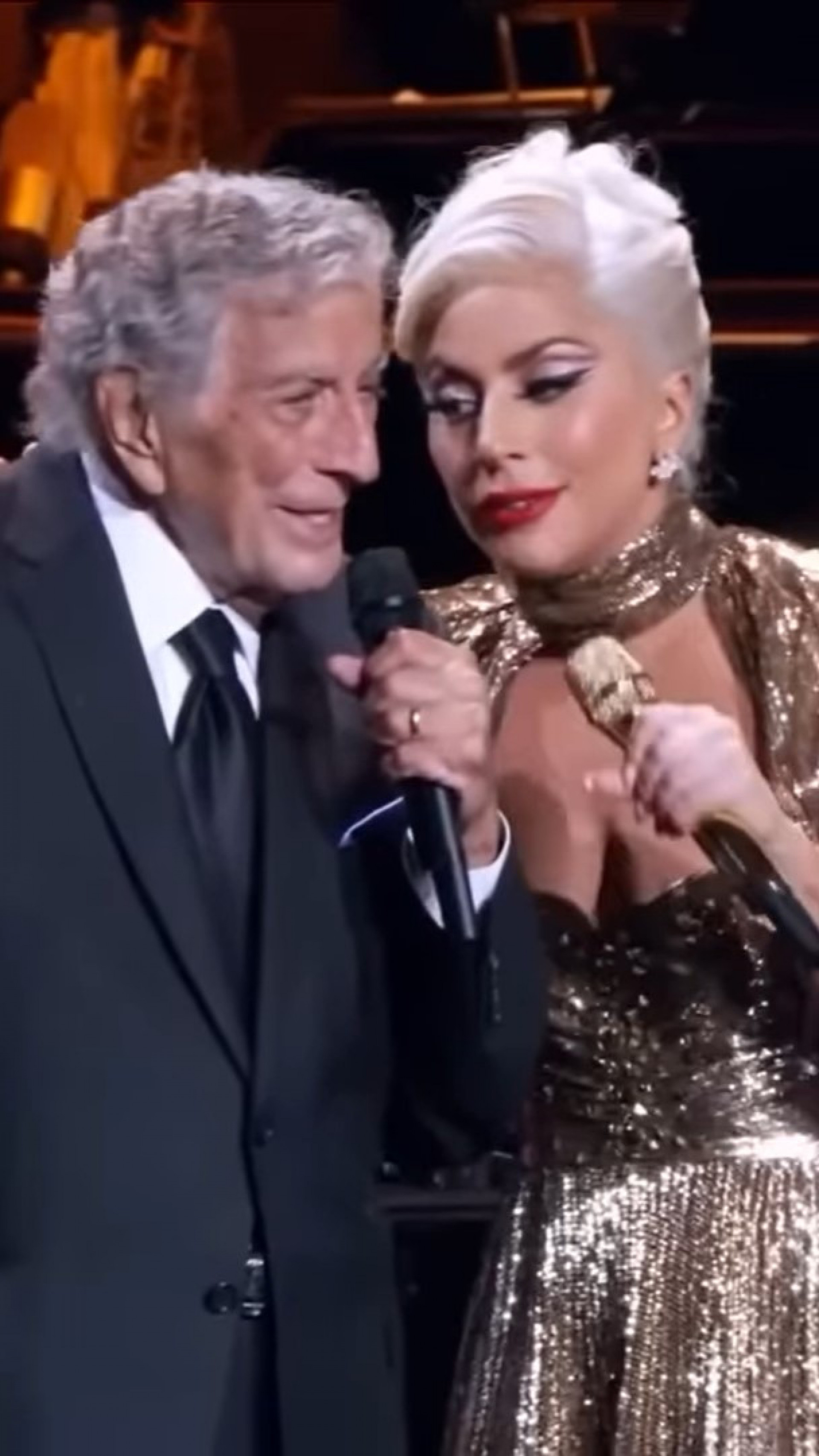 O cumprimento, que podia parecer ser ensaiado, pegou a cantora de surprese, j&aacute; que Tony sofria com Alzheimer, doen&ccedil;a que causa perda de mem&oacute;ria, e n&atilde;o falava o nome da artista  - Reprodu&ccedil;&atilde;o / YouTube / 60 Minutes